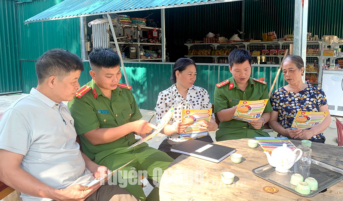 Công an xã Phú Thịnh (Yên Sơn) tuyên truyền để người dân hiểu rõ lợi ích, để chủ động trong việc cài đặt, kích hoạt tài khoản ĐDĐT.