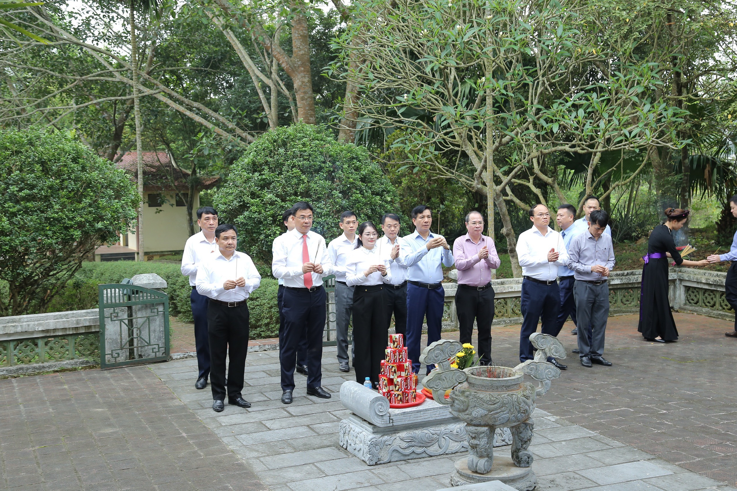 Đoàn thăm, dâng hương tại di tích Bộ Ngoại giao, thôn Dõn, xã Minh Thanh (Sơn Dương).