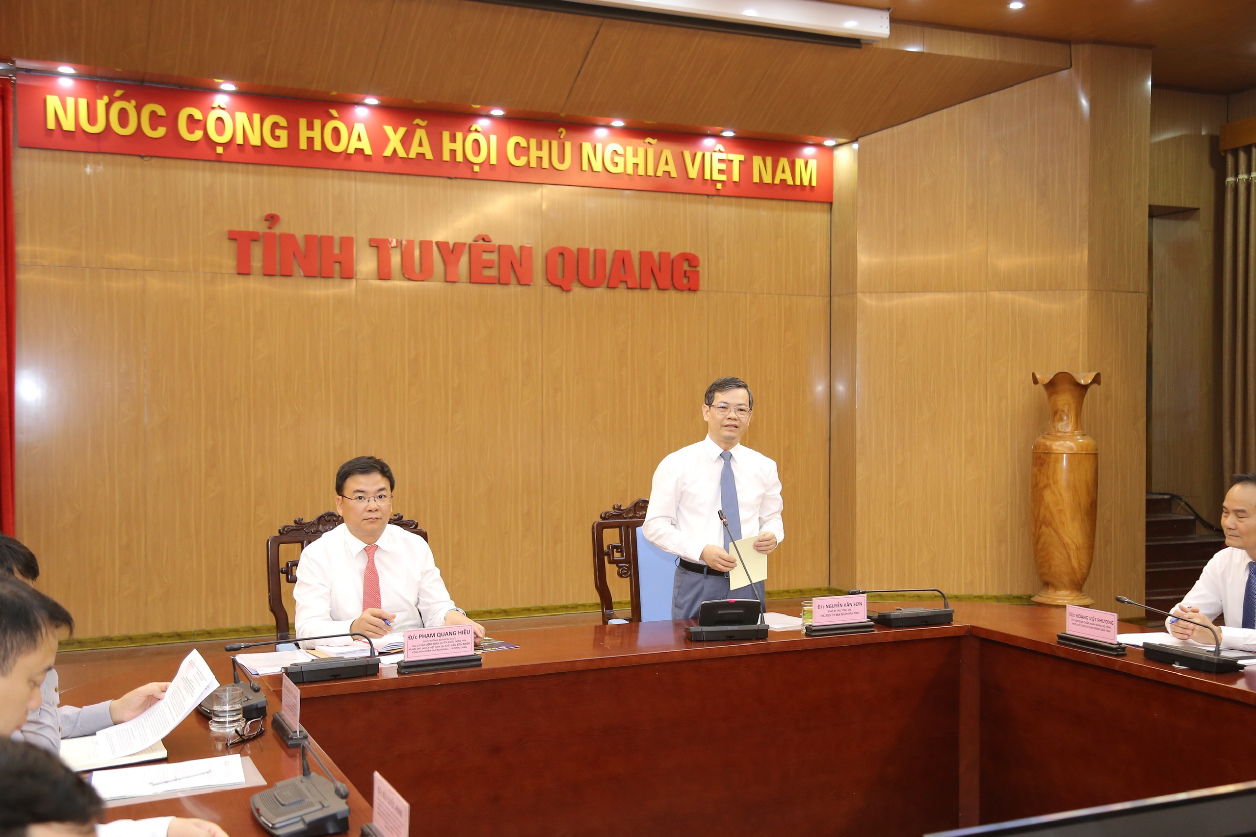 Đồng chí Chủ tịch UBND tỉnh Nguyễn Văn Sơn phát biểu tại buổi làm việc