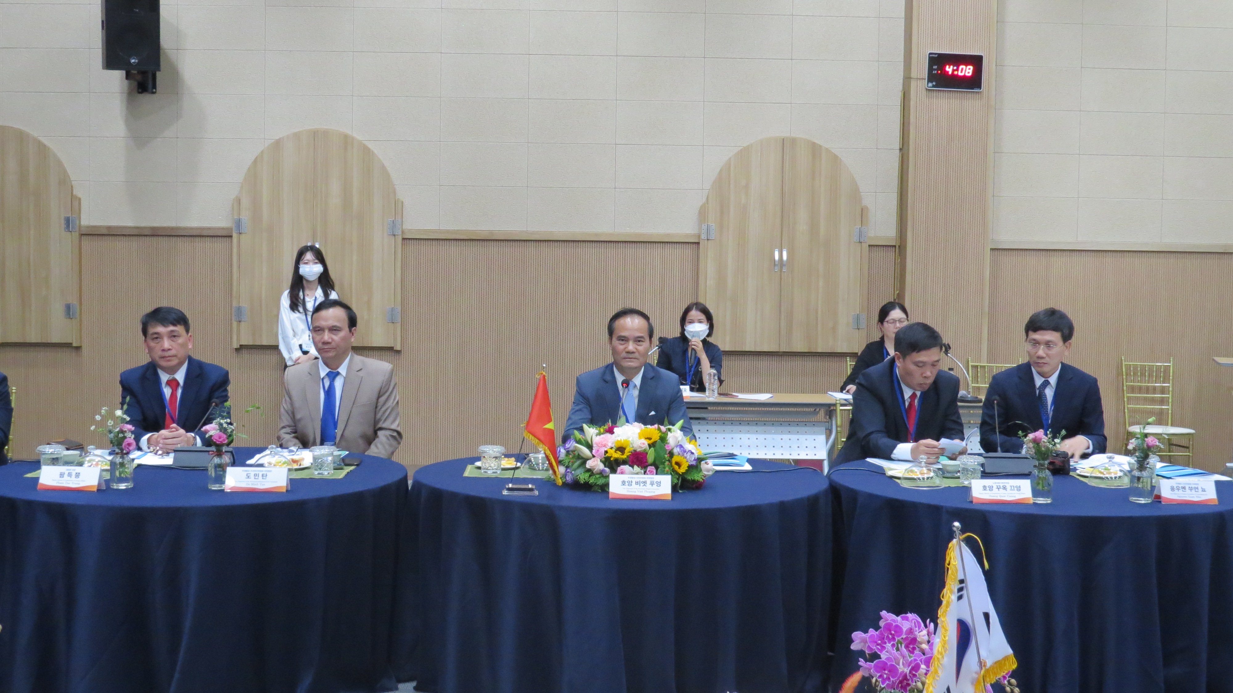 Đồng chí Phó Chủ tịch UBND tỉnh Hoàng Việt Phương và đoàn công tác tỉnh Tuyên Quang tham dự buổi làm việc